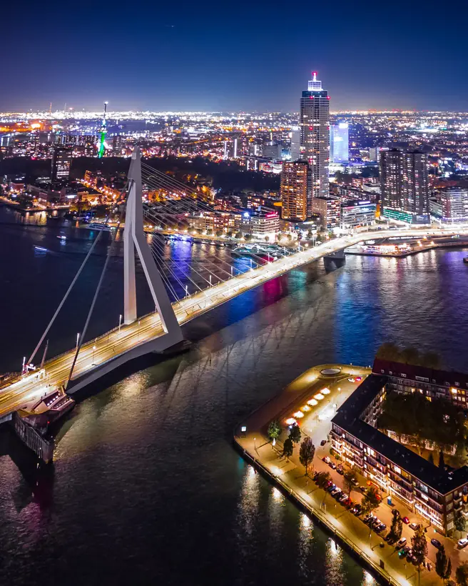 Luchtfoto van de Erasmusbrug en de skyline bij nacht
