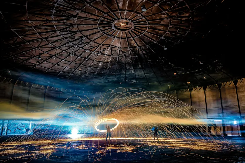 Lichttekening met staalwol onder een industriële koepel