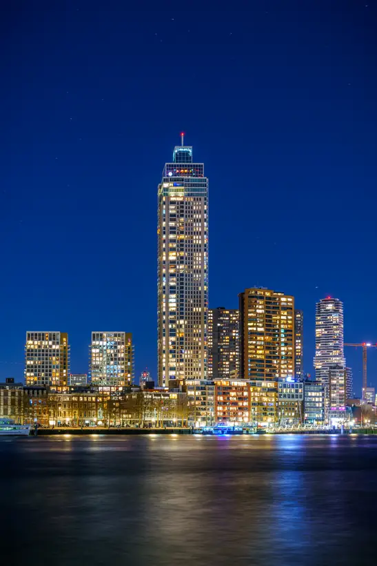 Skyline van Rotterdam bij nacht met verlichte torens